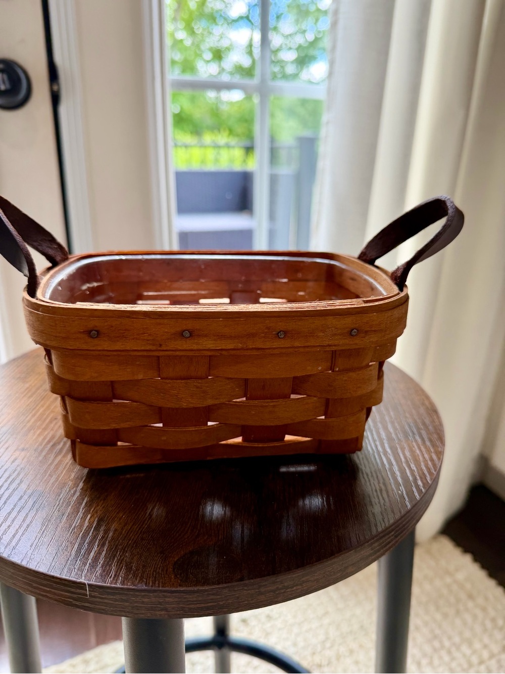 Longaberger vintage 1992 Woven Wood Basket w/ plastic liner, Leather Handles